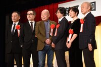 第71回読売文学賞贈賞式より。左から島田雅彦、松尾スズキ、津野海太郎、礒崎純一、川野里子、千葉文夫。