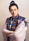株元英彰のビジュアル。