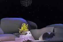 2019年度文化庁文化芸術振興費補助金（舞台芸術創造活動活性化事業）2020都民芸術フェスティバル 参加公演 東京二期会オペラ劇場「椿姫〈新制作〉」より。