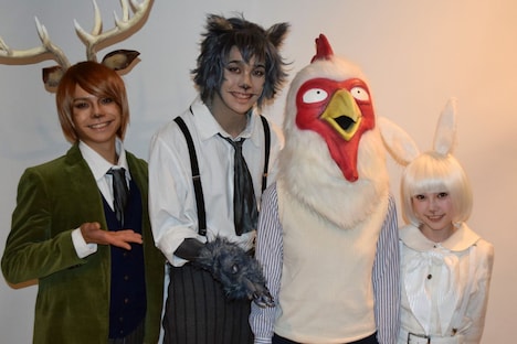 左からルイ役の竹中凌平、レゴシ役の川上将大、板垣巴留、ハル役の桑江咲菜。