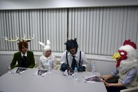 左からルイ役の竹中凌平、ハル役の桑江咲菜、レゴシ役の川上将大、板垣巴留。