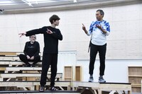 手前左から宮沢氷魚、渡辺謙。