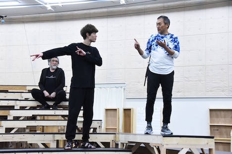 手前左から宮沢氷魚、渡辺謙。