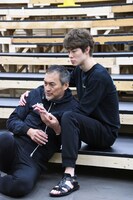 左から渡辺謙、宮沢氷魚。渡辺は階段状のセットに座り込む宮沢を「脚長いから、苦しいでしょ（笑）」と気遣っていた。