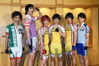 左から浦久保優策役の栗原大河、御堂筋翔役の林野健志、鳴子章吉役の百瀬朔、小野田坂道役の糠信泰州、今泉俊輔役の山崎晶吾、泉田塔一郎役の河原田巧也。