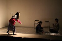 ブルーエゴナク「愛のえんえん」より。（撮影：大野真代）