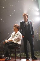 左から井上芳雄、RON×II。