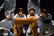 康本雅子ダンス公演「全自動煩脳ずいずい図」より。（撮影：松本成弘）