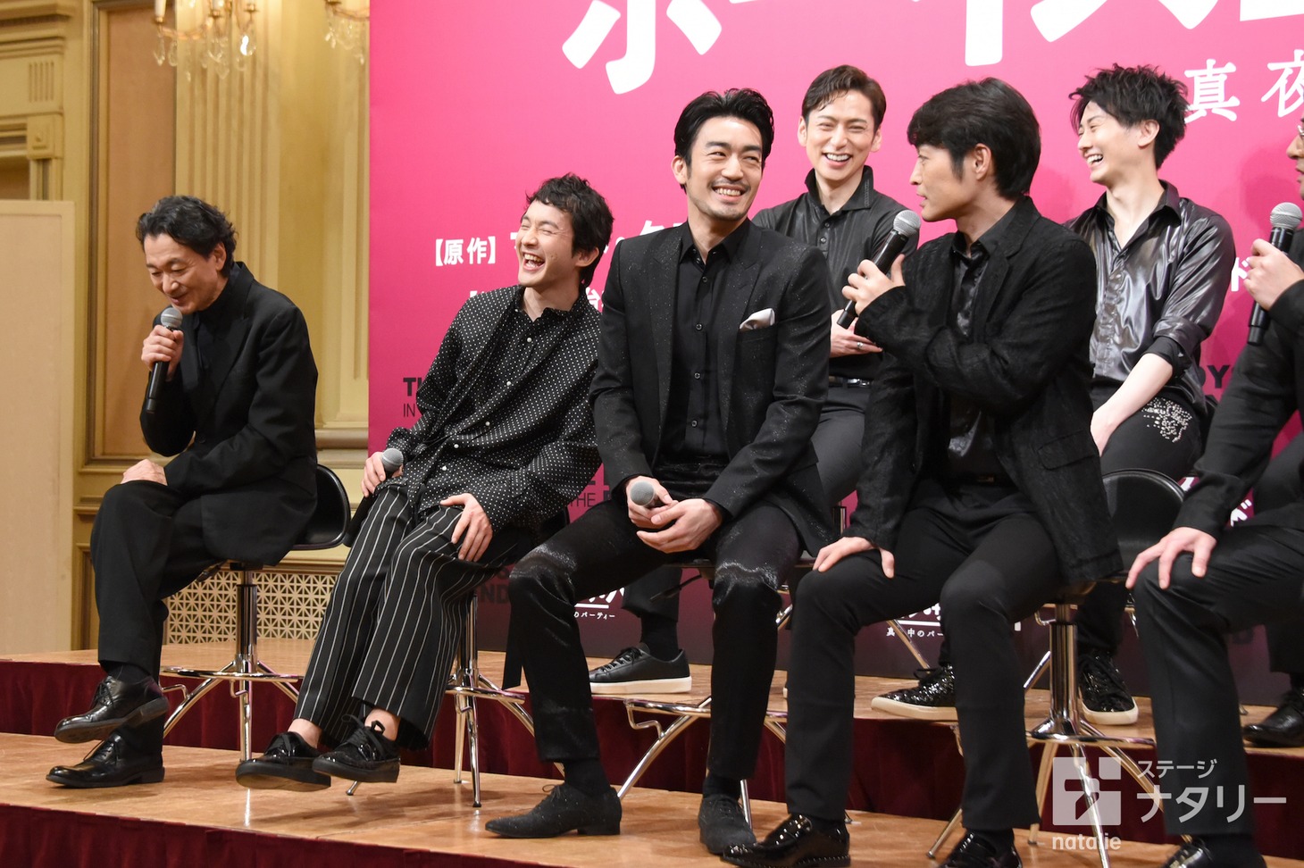 白井晃（前列左）に「禁酒にしましょう！」と提案する安田顕（前列右）。