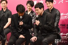 「来世では（安田顕と）結婚しようかなと思います」と述べる鈴木浩介（前列右）。それに対し「同じ墓に入ってください……」とつぶやく安田顕（前列左）。