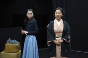 「動員挿話」稽古の様子より、左から伊藤安那、鈴木亜希子。
