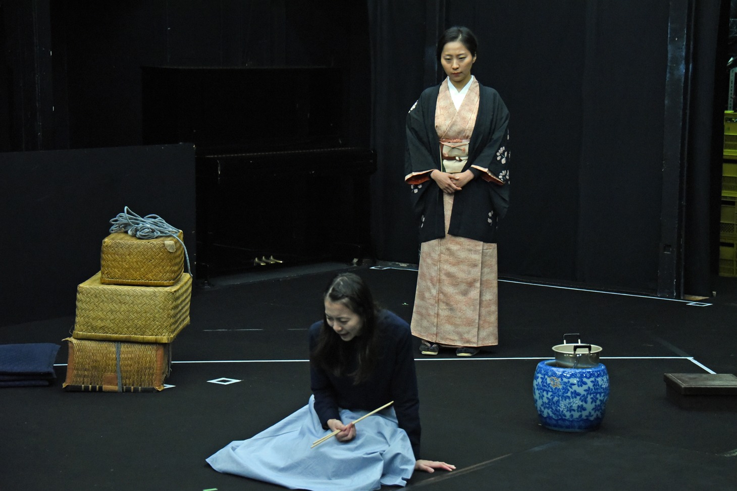 「動員挿話」稽古の様子より、左から伊藤安那、鈴木亜希子。