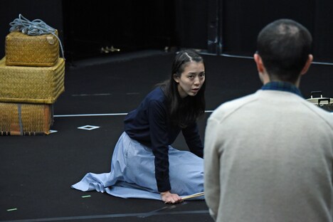「動員挿話」稽古の様子より、左から鈴木亜希子、所奏。