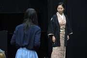 「動員挿話」稽古の様子より、左から伊藤安那、鈴木亜希子。