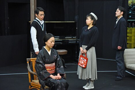 「歳月」稽古の様子より、左から越塚学、前東美菜子、吉野実紗、神野崇。