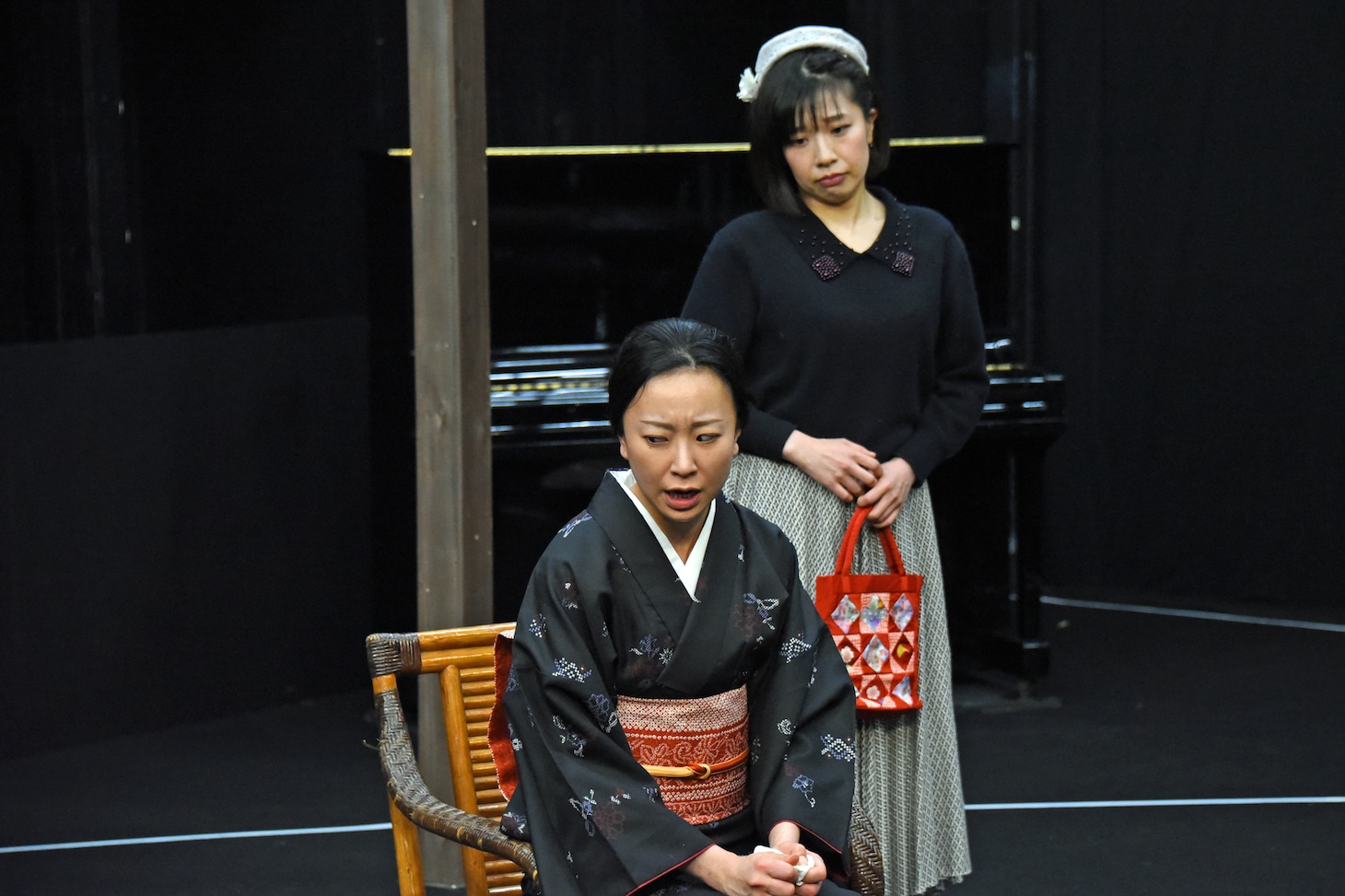 「歳月」稽古の様子より、左から前東美菜子、吉野実紗。