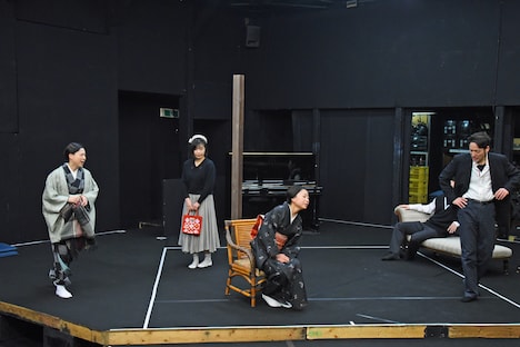 「歳月」稽古の様子より、左から名越志保、吉野実紗、前東美菜子、神野崇。