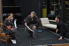 「歳月」稽古の様子より、左から前東美菜子、越塚学、中村彰男、神野崇。