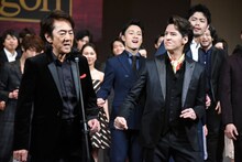 手前左から市村正親、伊礼彼方。