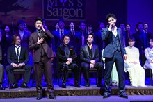 手前左から上野哲也、上原理生。