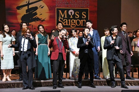 手前左から東山義久、駒田一、市村正親、伊礼彼方。