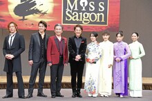 左から東山義久、伊礼彼方、駒田一、市村正親、高畑充希、昆夏美、大原櫻子、屋比久知奈。