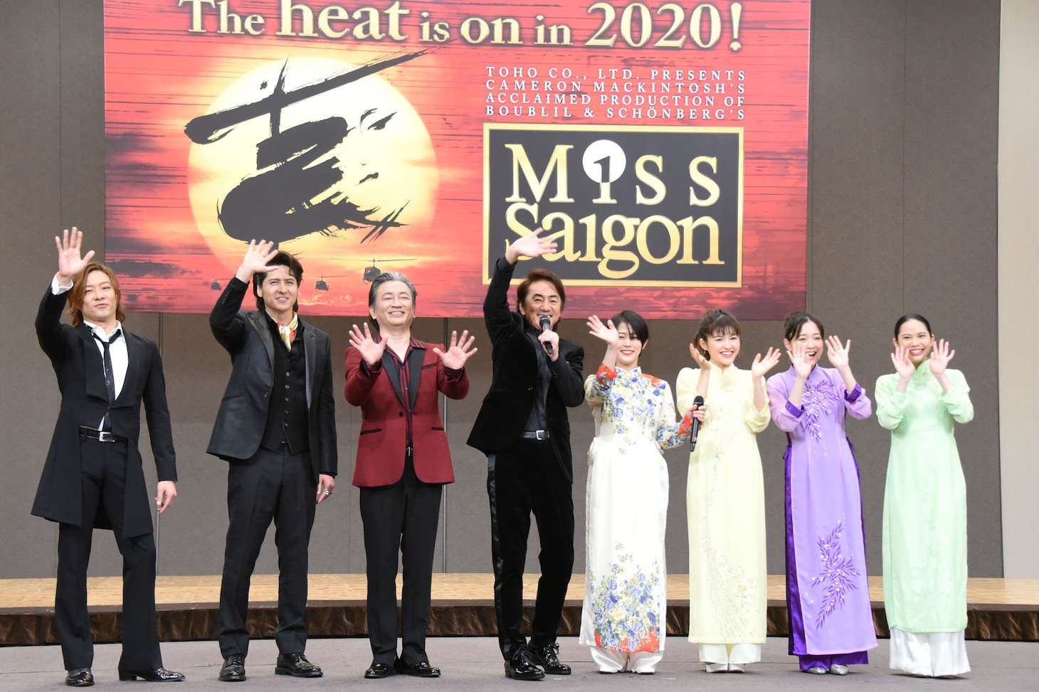 左から東山義久、伊礼彼方、駒田一、市村正親、高畑充希、昆夏美、大原櫻子、屋比久知奈。