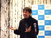 「ふじのくに→せかい演劇祭2020」プレス発表会の様子。宮城聰。