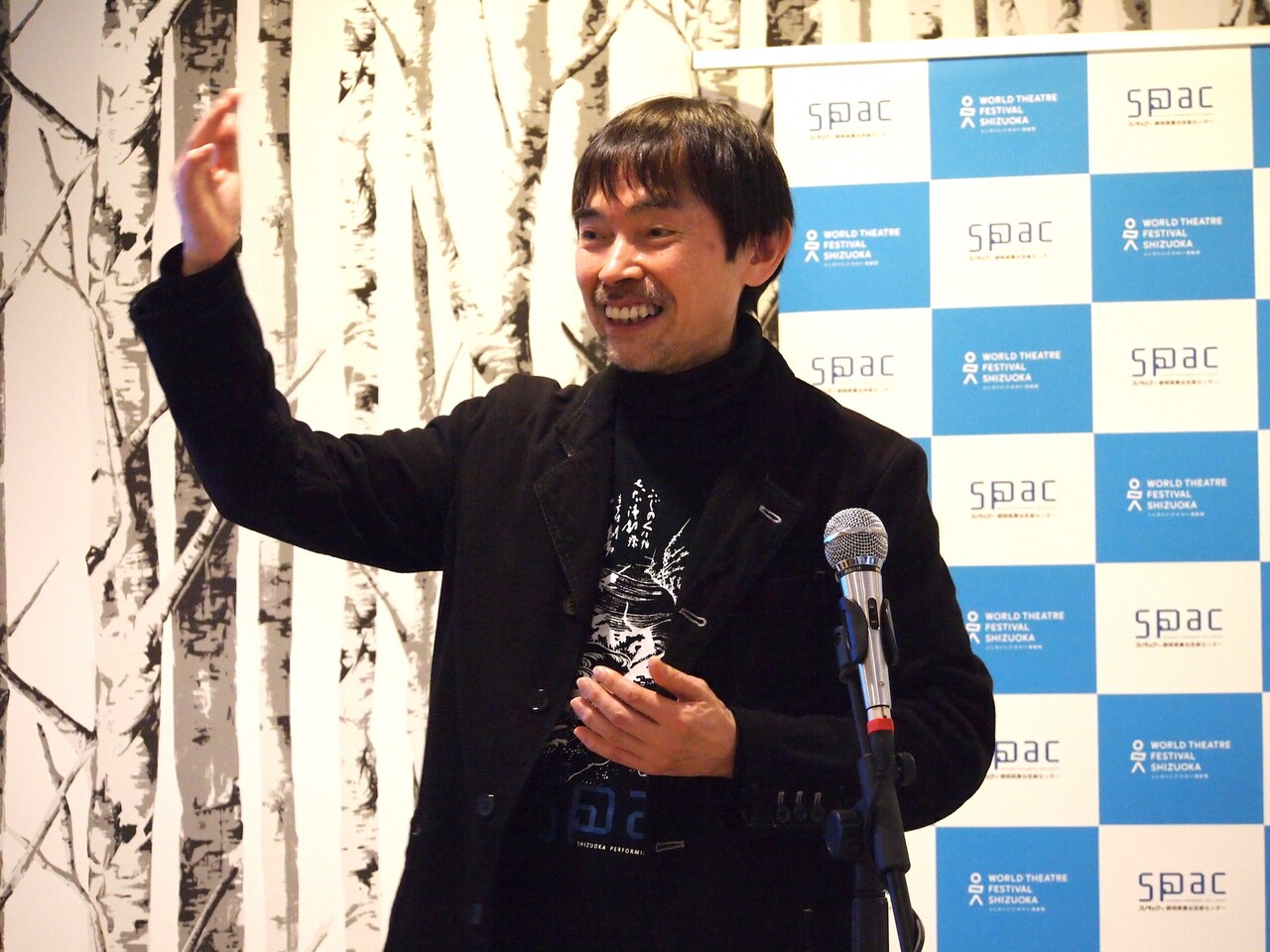 「ふじのくに→せかい演劇祭2020」プレス発表会の様子。宮城聰。