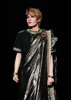 OSK日本歌劇団「愛と死のローマ～シーザーとクレオパトラ～」より。