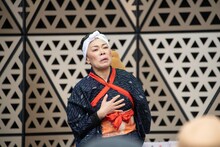 おしんに扮した柴田理恵。