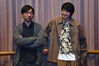 左から倉持裕、向井理。