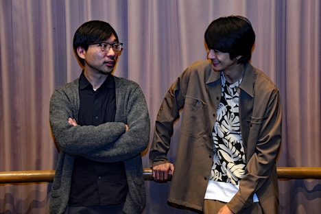 左から倉持裕、向井理。