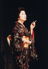 1999年に上演された「放浪記」より、森光子。