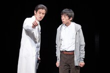 劇団昴「アルジャーノンに花束を」より。（撮影：梅原渉）