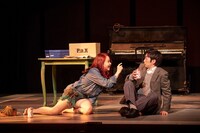 劇団昴「アルジャーノンに花束を」より。（撮影：梅原渉）