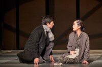 劇団昴「アルジャーノンに花束を」より。（撮影：梅原渉）