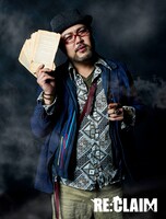 山岸拓生扮する策間。