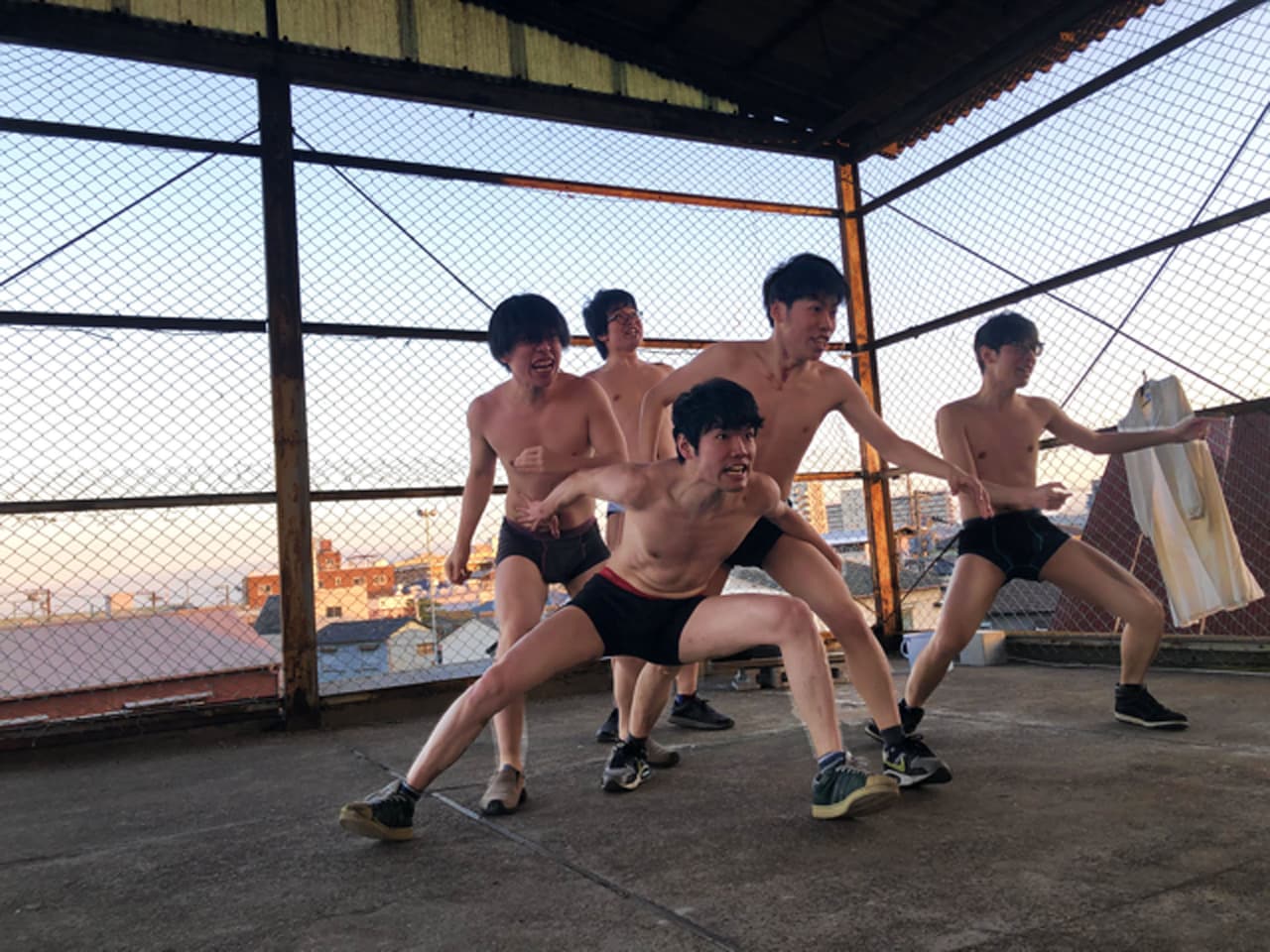 裸の男たちが狂喜乱舞、劇乳創「まつげが伸びきっちゃった」幕開け