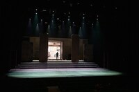 換気のため、ステージ奥の搬入口が開放されている。