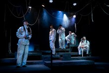 オレンヂスタ 第9回公演「黒い砂礫」より。（撮影：羽鳥直志）