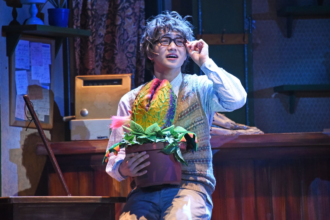 吾輩に食い物をよこせ！「リトル・ショップ～」幕開け、3Dメガネ使う演出も