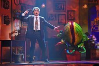 ミュージカル「リトル・ショップ・オブ・ホラーズ」ゲネプロより、岸祐二演じるムシュニク。