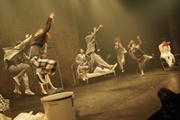 OFFICE SHIKA PRODUCE「罪男と罰男」より。（撮影：堀川高志）