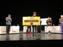 大竹竜平（中央）。