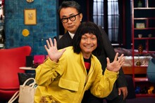 香取慎吾（手前）と三谷幸喜（奥）。