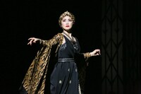 ミュージカル「サンセット大通り」より、濱田めぐみ演じるノーマ・デズモンド。（撮影：宮川舞子 / 写真提供：ホリプロ）