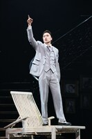 ミュージカル「サンセット大通り」より、松下優也演じるジョー・ギリス。（撮影：宮川舞子 / 写真提供：ホリプロ）