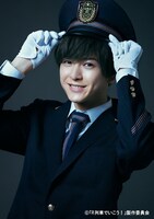 遊馬晃祐扮する朝霧涼平。（“駅員さん”ver.）