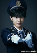 赤名竜之輔(VOYZ BOY)扮する武藤優馬。(“駅員さん”ver.)